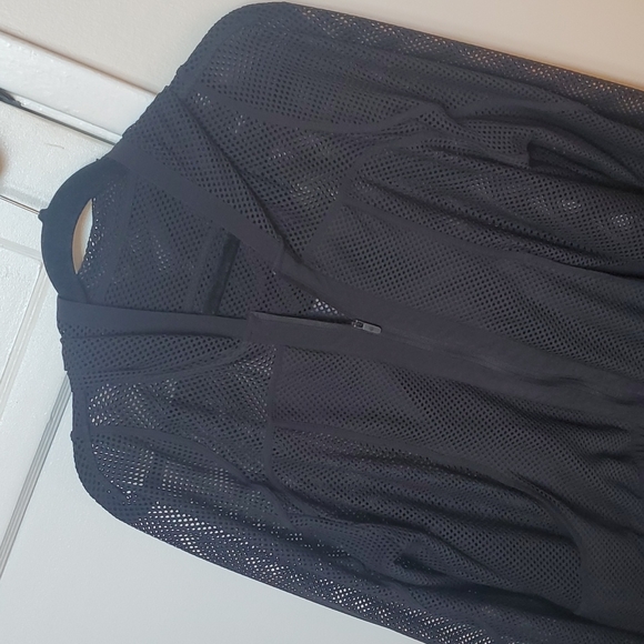 Lululemon - Picture 2 of 4